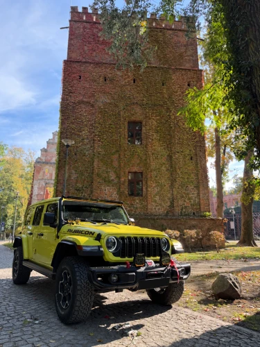 Jeep z zaczernioną przednią tablicą.png