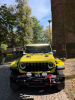 Jeep przed zamkiem z czarną tablicą-7.png