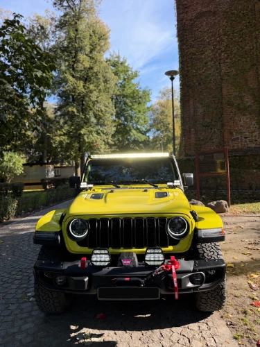 Jeep przed zamkiem z czarną tablicą-7.png