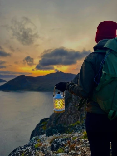 Lampka LED AGGE Radiance 670 lm idealna na camping i do ogrodu Biała
