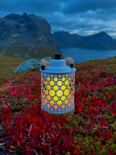 Lampka LED AGGE Radiance 670 lm idealna na camping i do ogrodu Biała
